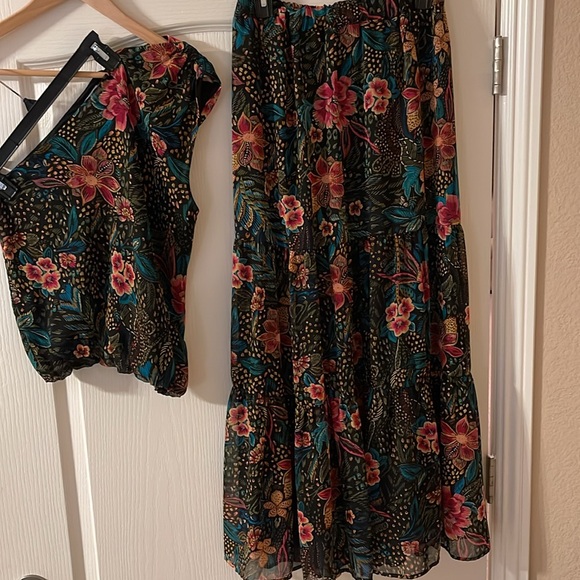 EVEREVE Azalea matching set One Shoulder Top + Maxi Skirt 2 Pieces, never worn. - Picture 5 of 6